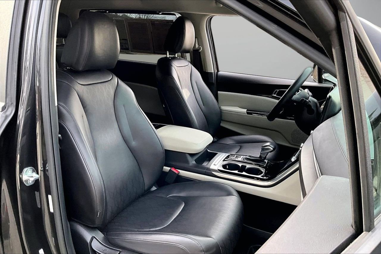 Used 2024 Kia Carnival EX image 23