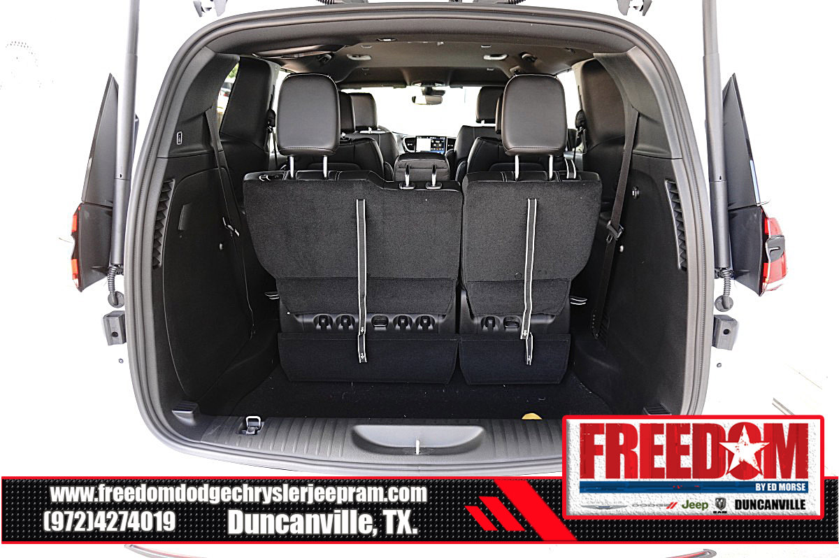 New 2027 Chrysler Pacifica Select w/ Family Tech Group FWD image 44