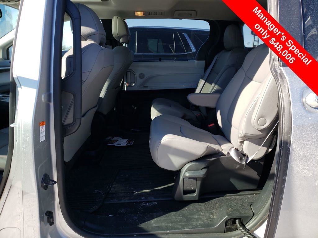 Used 2025 Toyota Sienna XLE image 21
