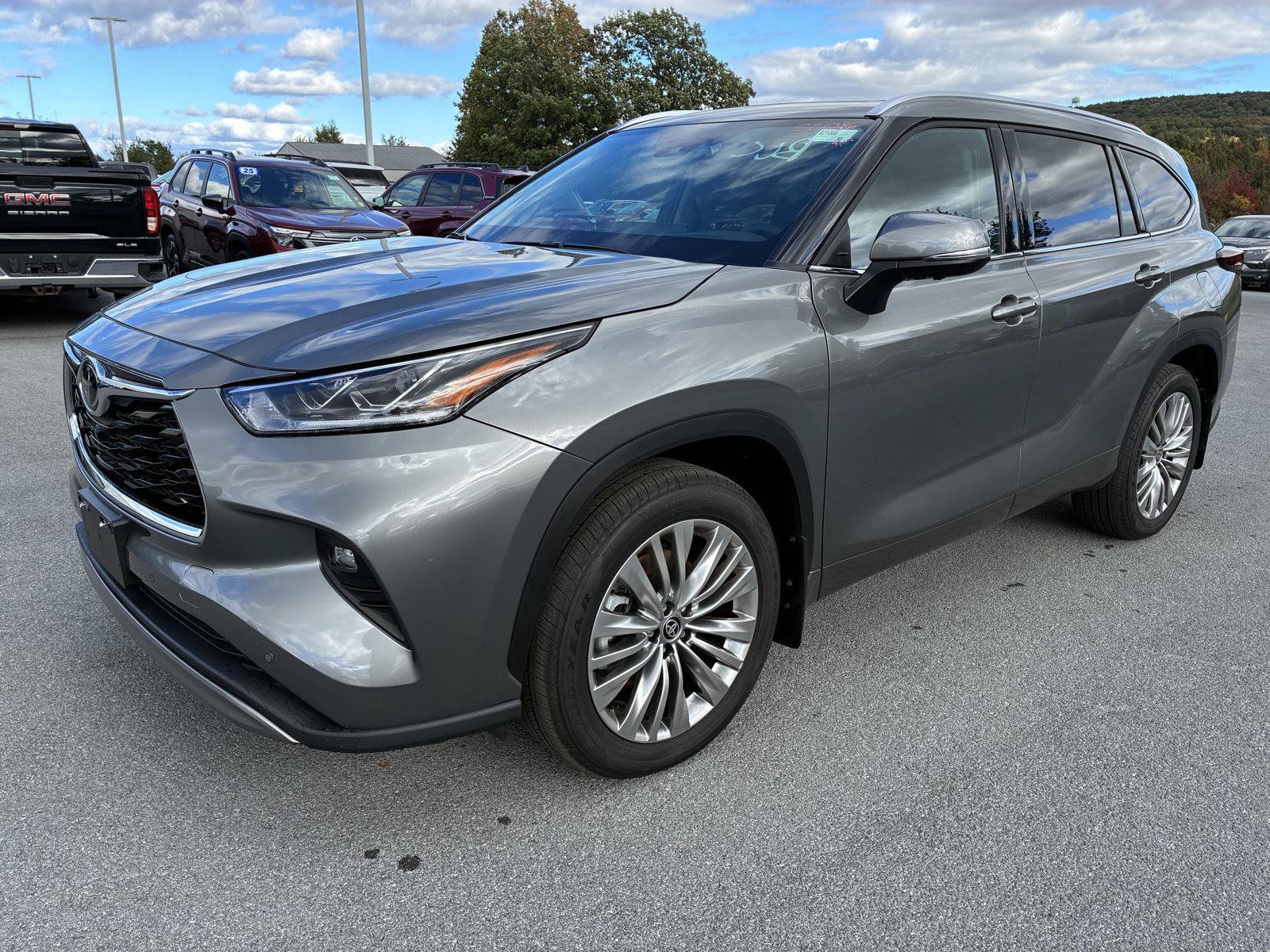 Used 2026 Toyota Highlander Limited AWD/4WD image 4