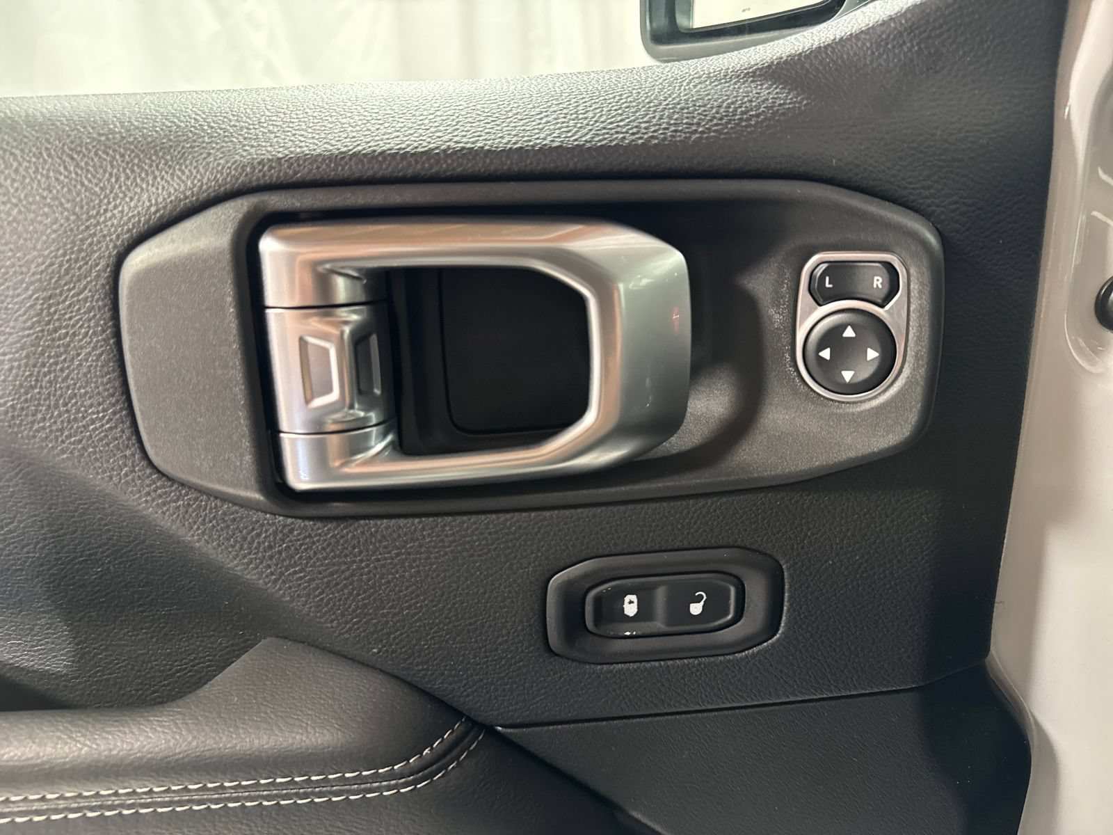 Used 2019 Jeep Wrangler Unlimited Sahara AWD/4WD image 10