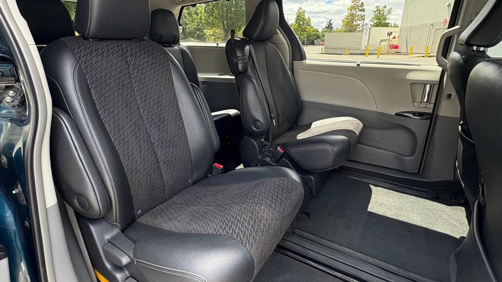 Used 2011 Toyota Sienna SE image 15