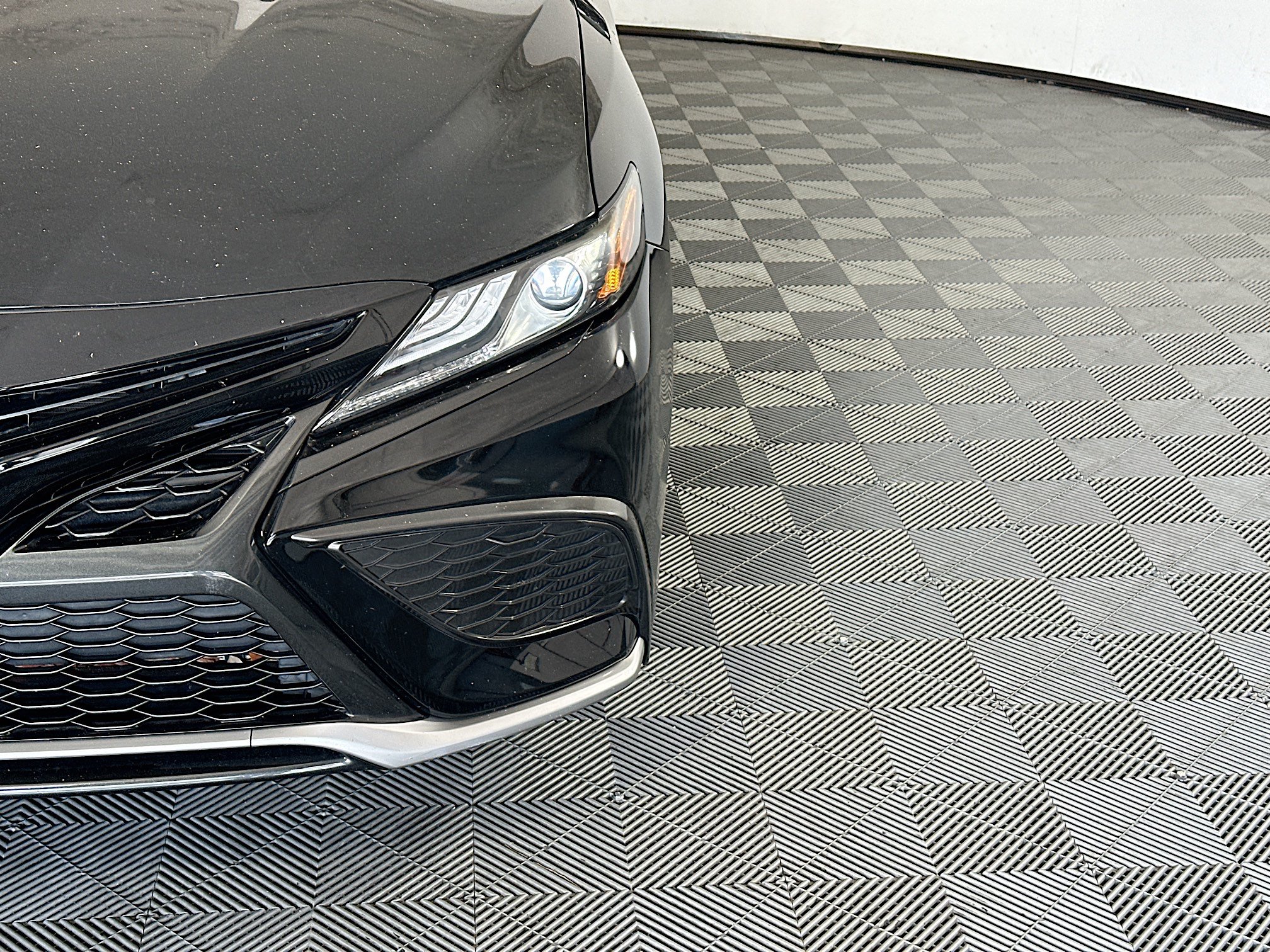 Used 2022 Toyota Camry XSE FWD image 9