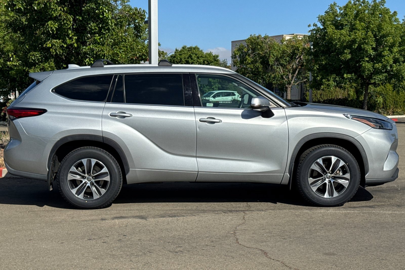 Used 2022 Toyota Highlander XLE image 3