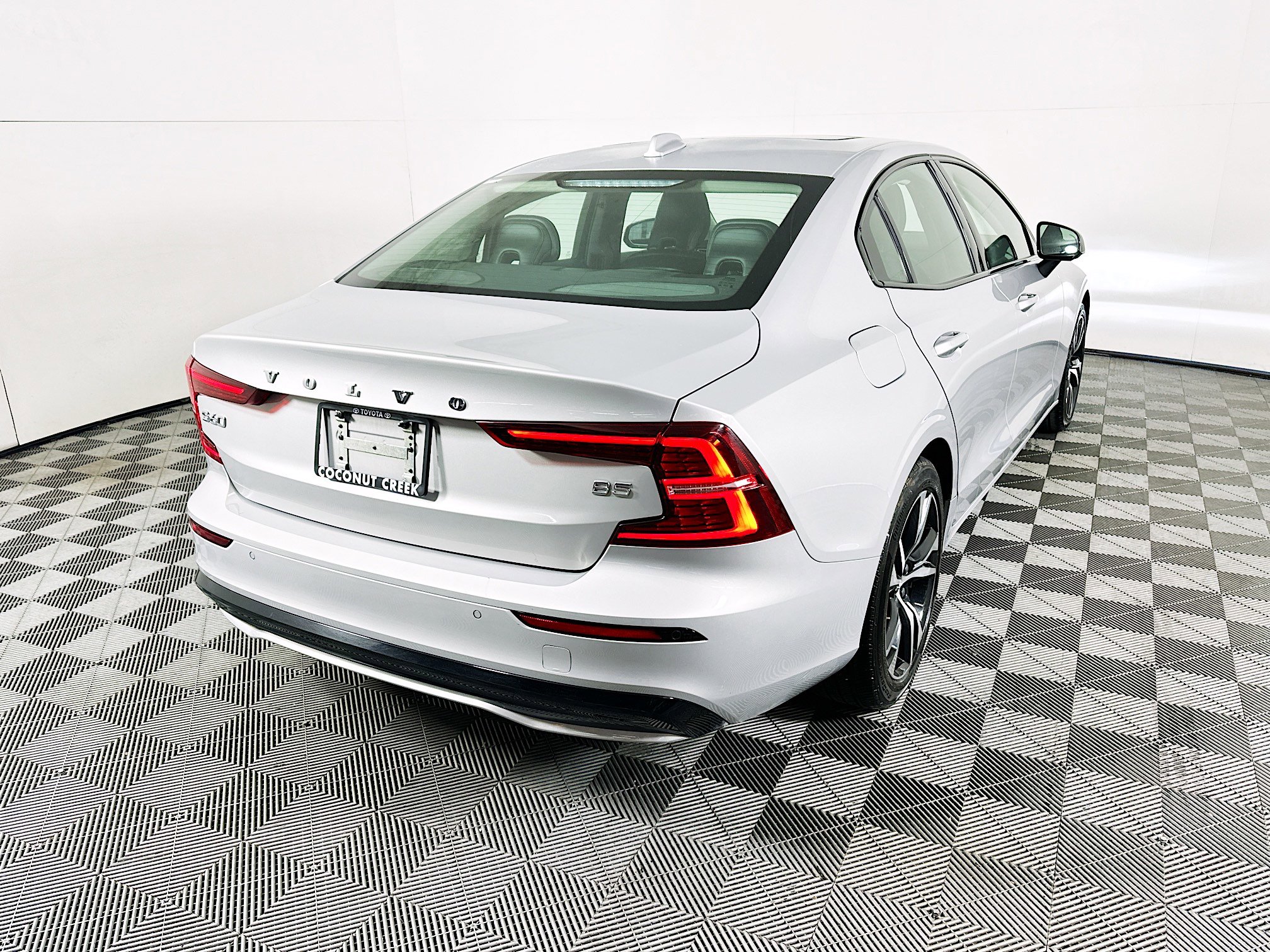 Used 2024 Volvo S60 B5 Core FWD image 3