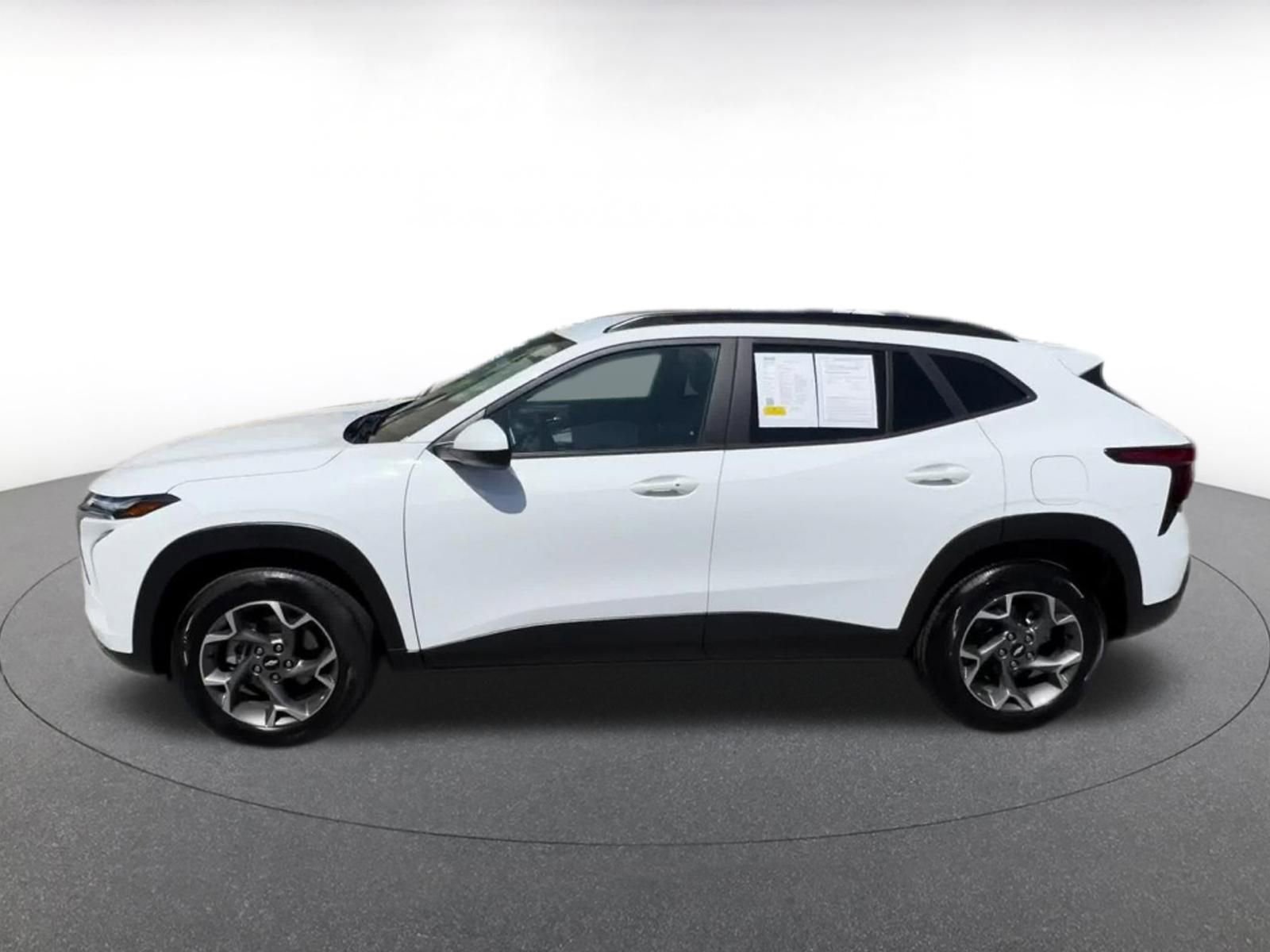 Used 2025 Chevrolet Trax LT w/ LT Convenience Package image 9