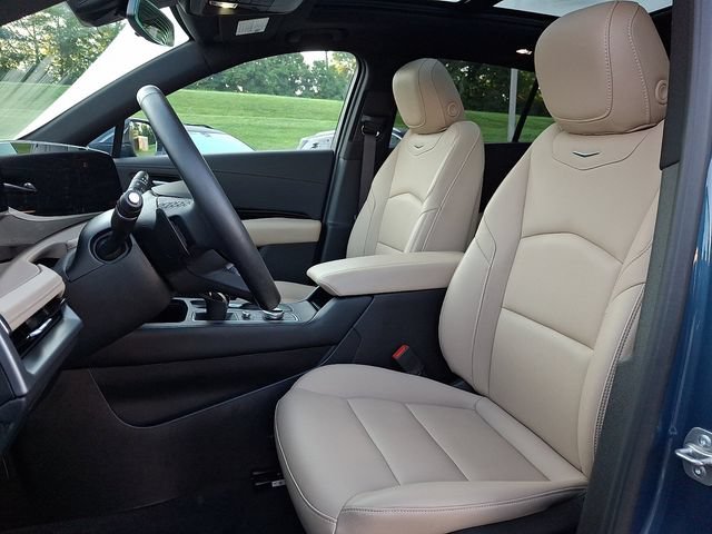 Certified 2024 Cadillac XT4 Luxury w/ Cold Weather Package AWD/4WD image 15