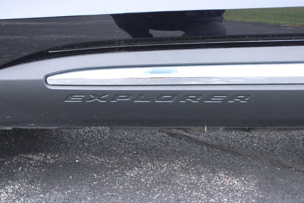 Used 2024 Ford Explorer XLT w/ Equipment Group 202A image 5