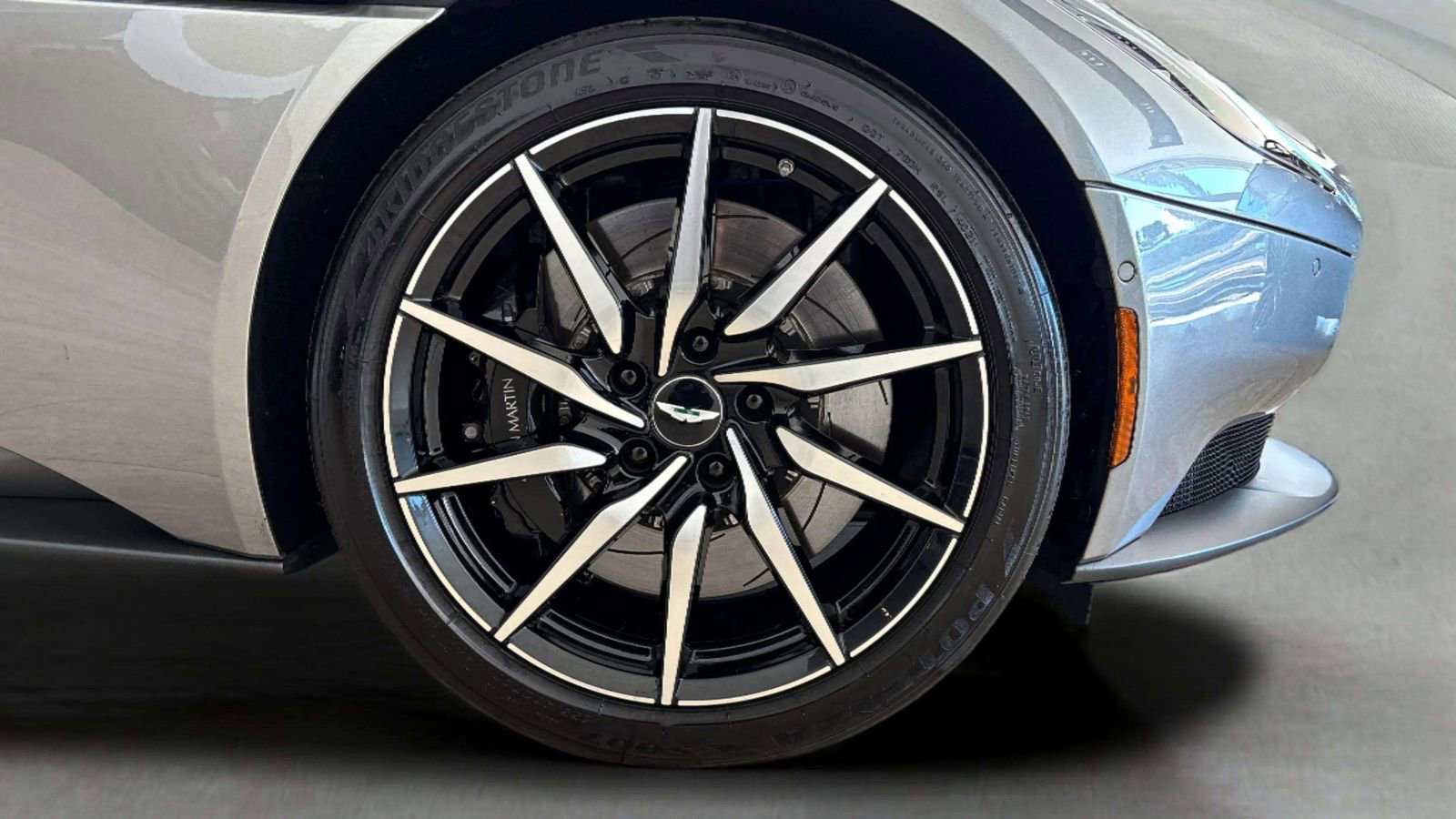 Used 2022 Aston Martin DB11 Coupe image 46