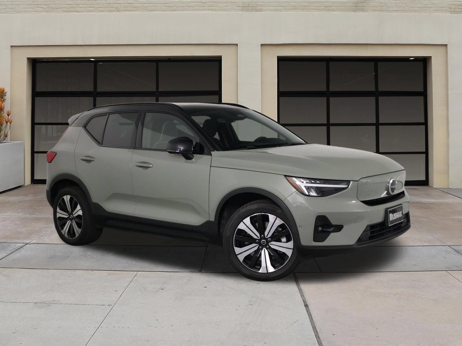 Used 2023 Volvo XC40 Recharge Plus w/ Protection Package Premier AWD/4WD image 32