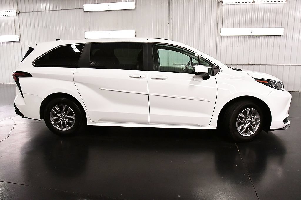 Used 2024 Toyota Sienna LE AWD/4WD image 8