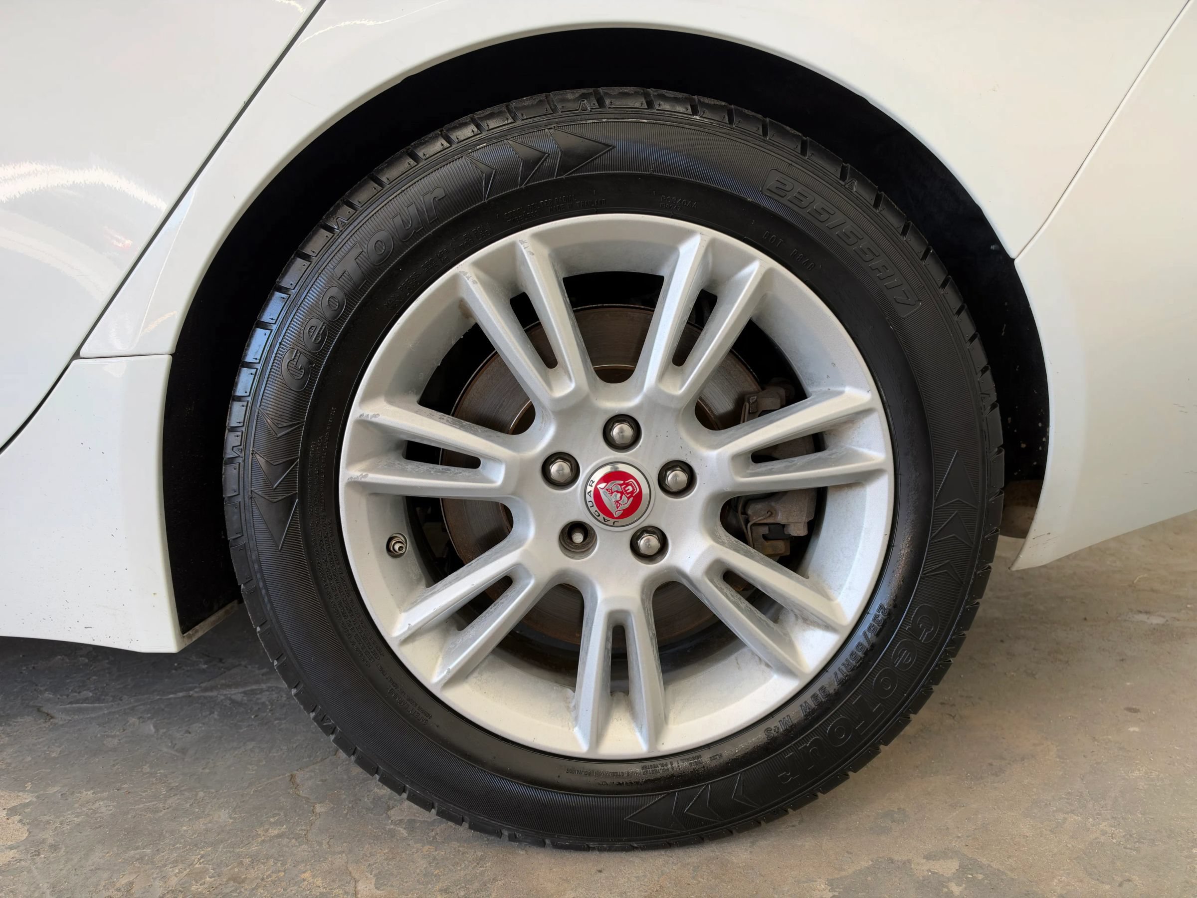 Used 2017 Jaguar XE Premium RWD image 14