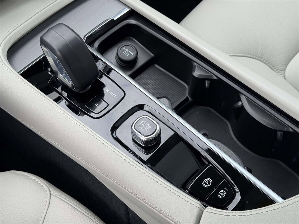 Certified 2024 Volvo XC90 B5 Core w/ Protection Package Premier image 28