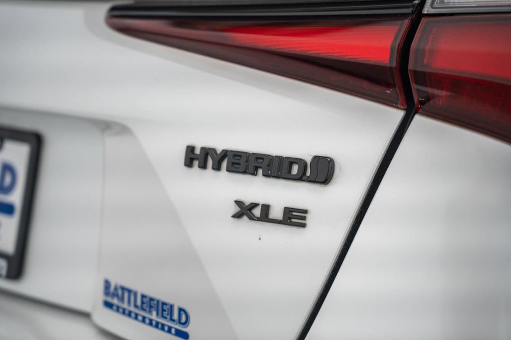 Certified 2021 Toyota Prius FWD image 9