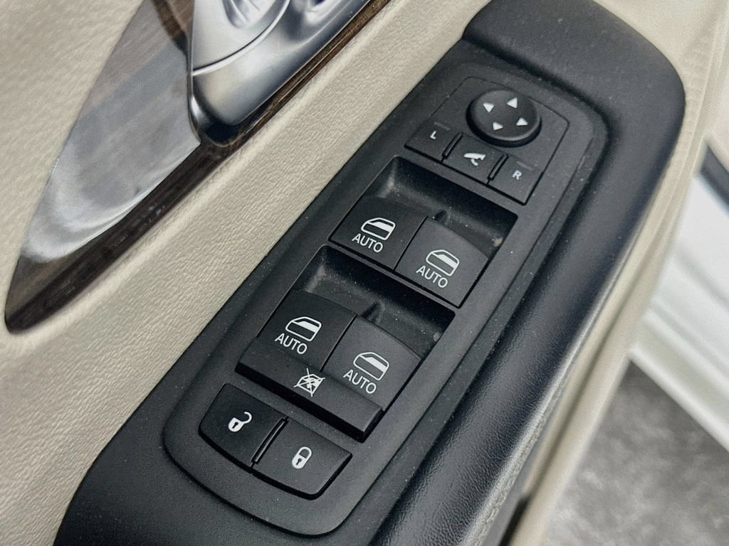Used 2023 Chrysler Pacifica Limited FWD image 23