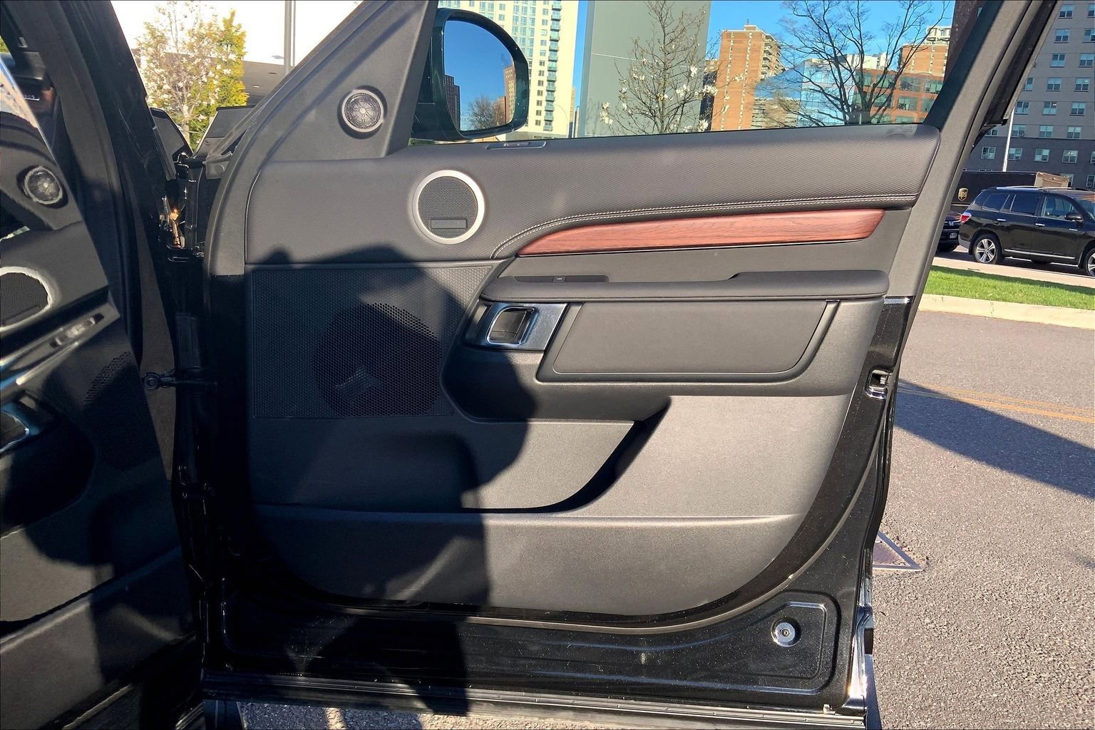 Used 2025 Land Rover Discovery Dynamic SE AWD/4WD image 22