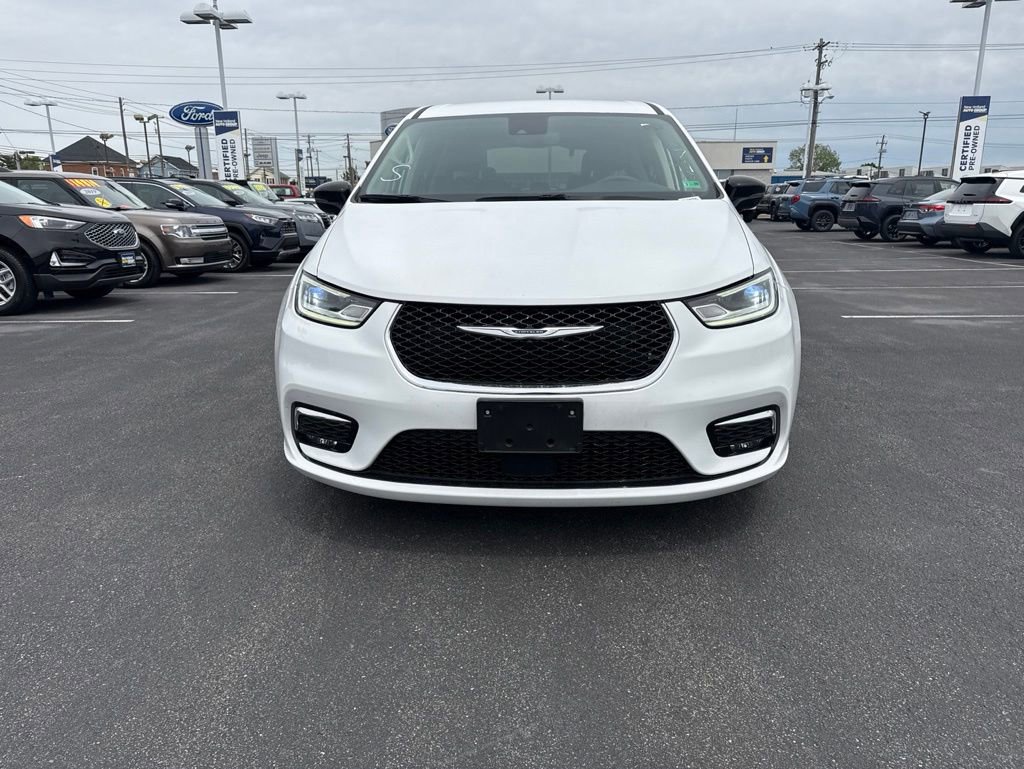 Used 2024 Chrysler Pacifica Touring-L FWD image 5