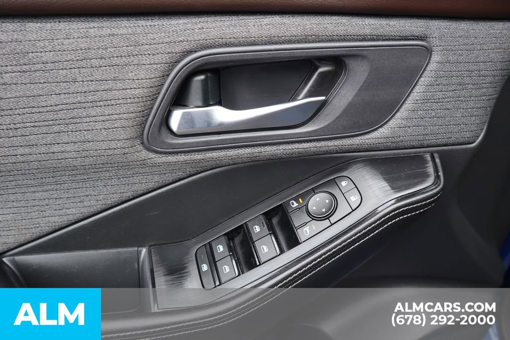 Used 2023 Nissan Rogue SV image 16