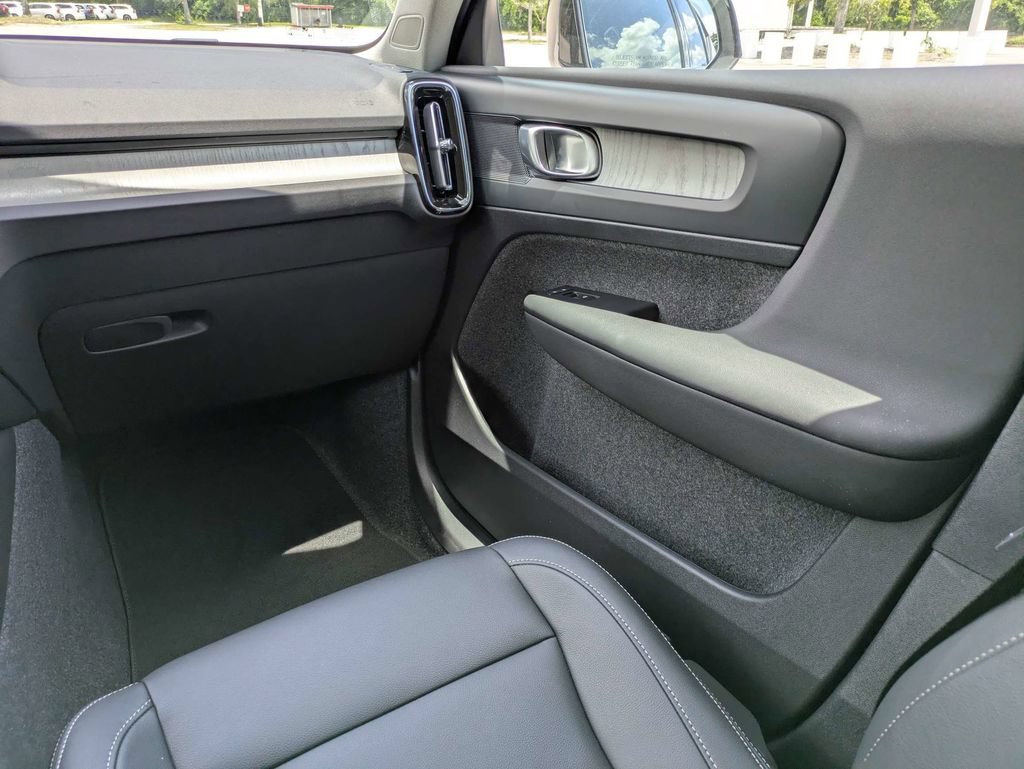 New 2026 Volvo XC40 B4 Core FWD image 19