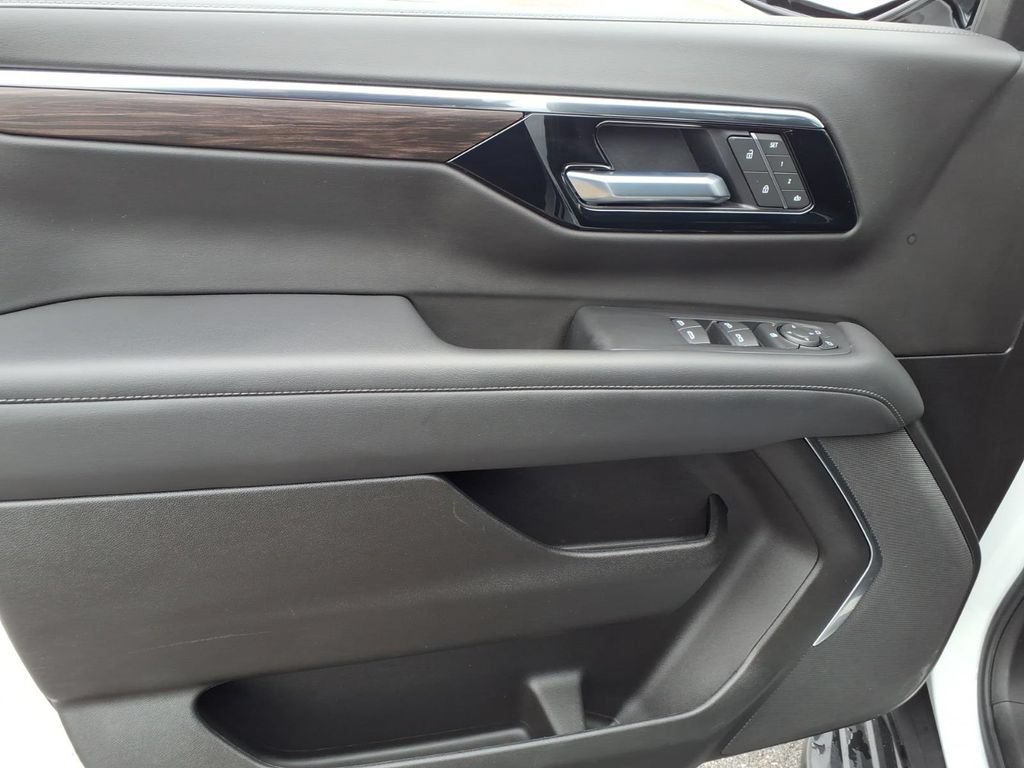 Used 2025 Chevrolet Tahoe LT AWD/4WD image 17