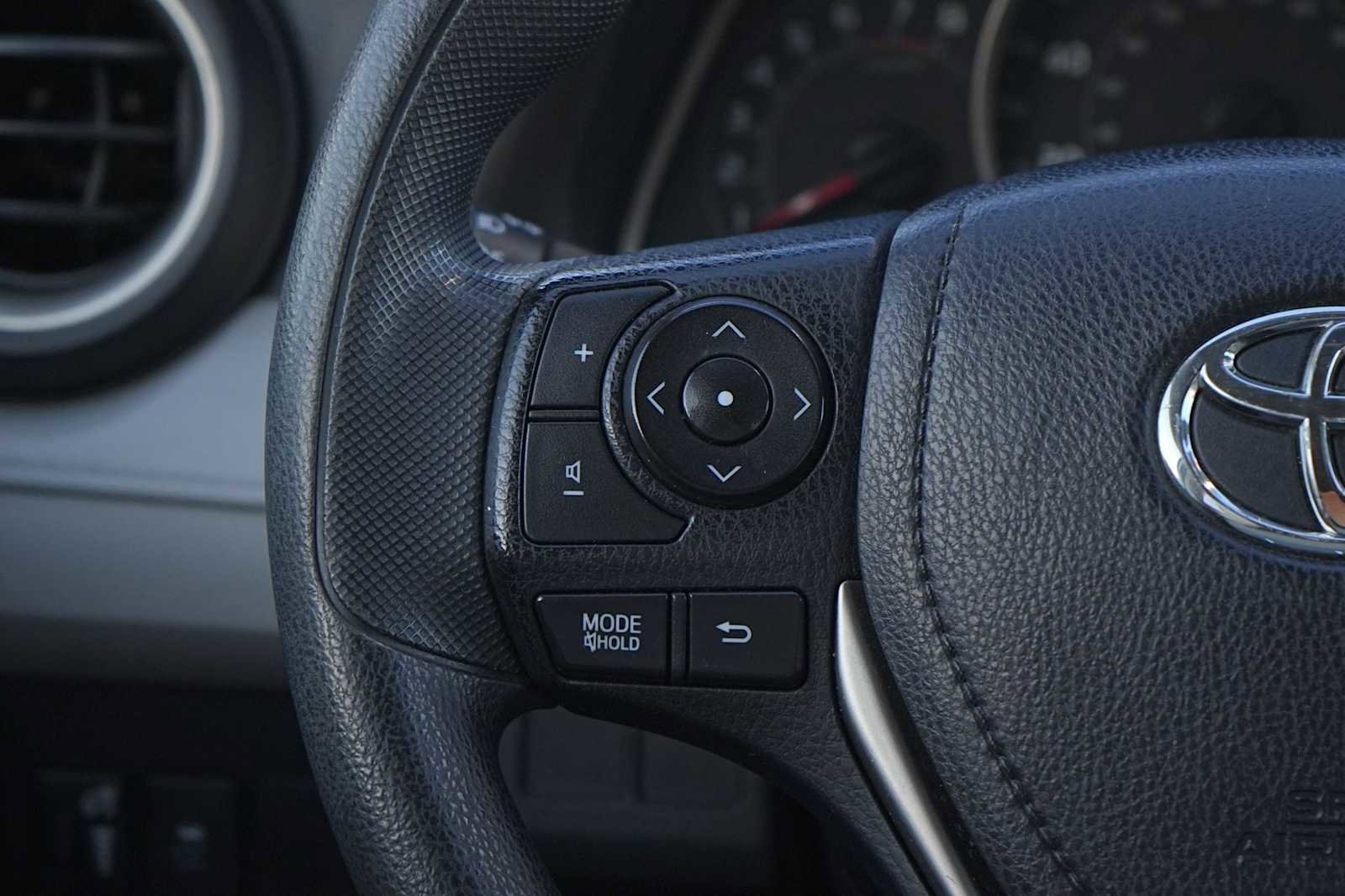 Used 2015 Toyota RAV4 LE image 17