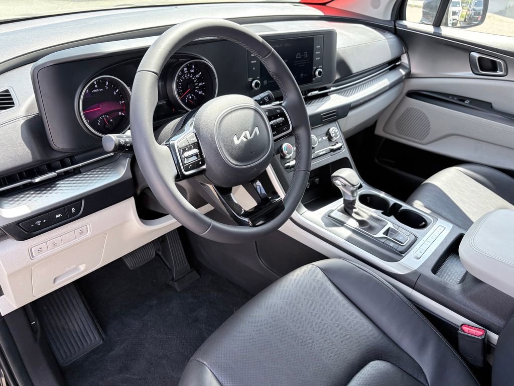 Used 2024 Kia Carnival LX FWD image 7