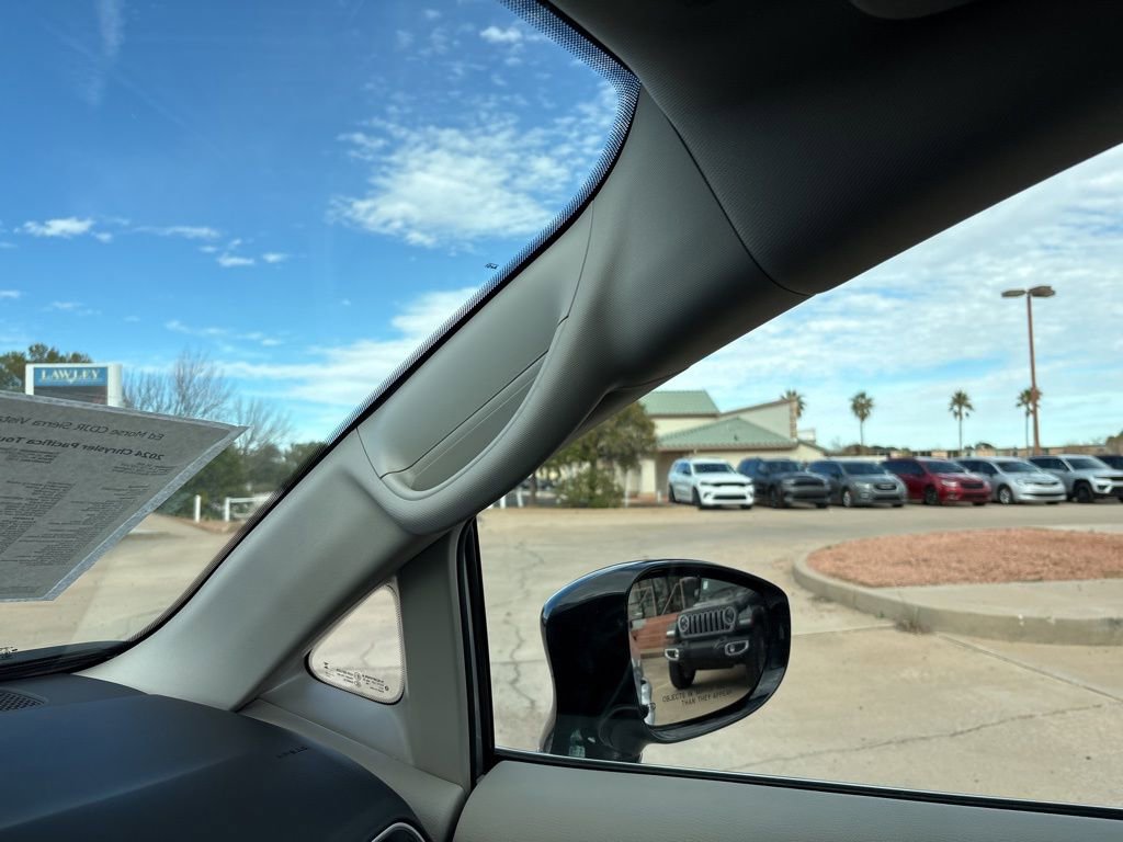 Used 2024 Chrysler Pacifica Touring-L FWD image 33