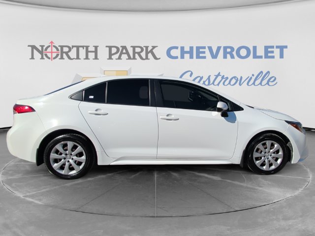 Used 2022 Toyota Corolla LE FWD image 2