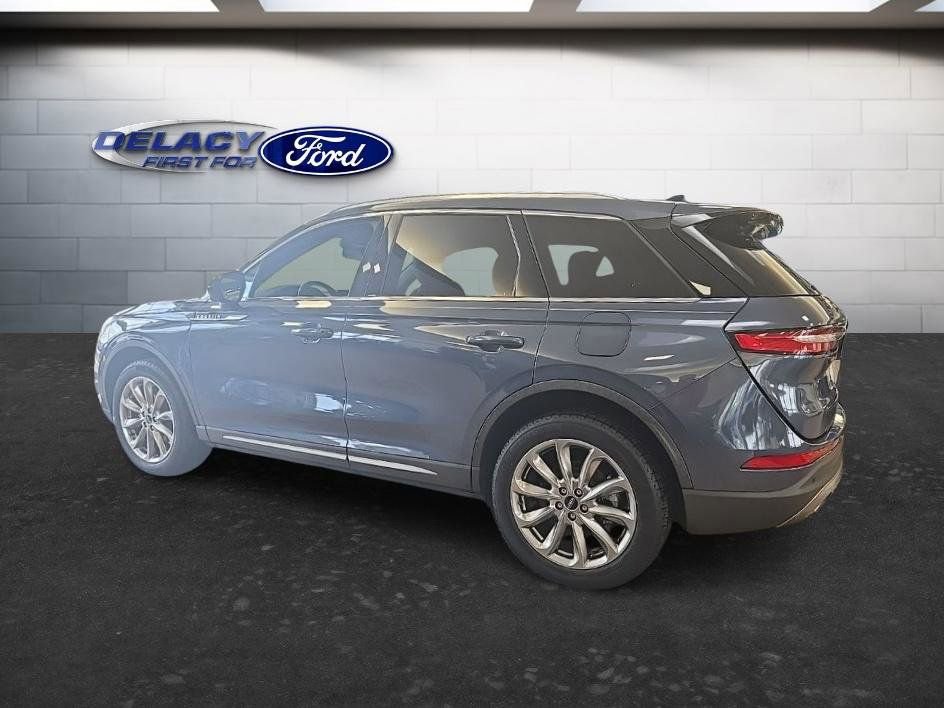 Used 2022 Lincoln Corsair AWD w/ Premium Package image 3