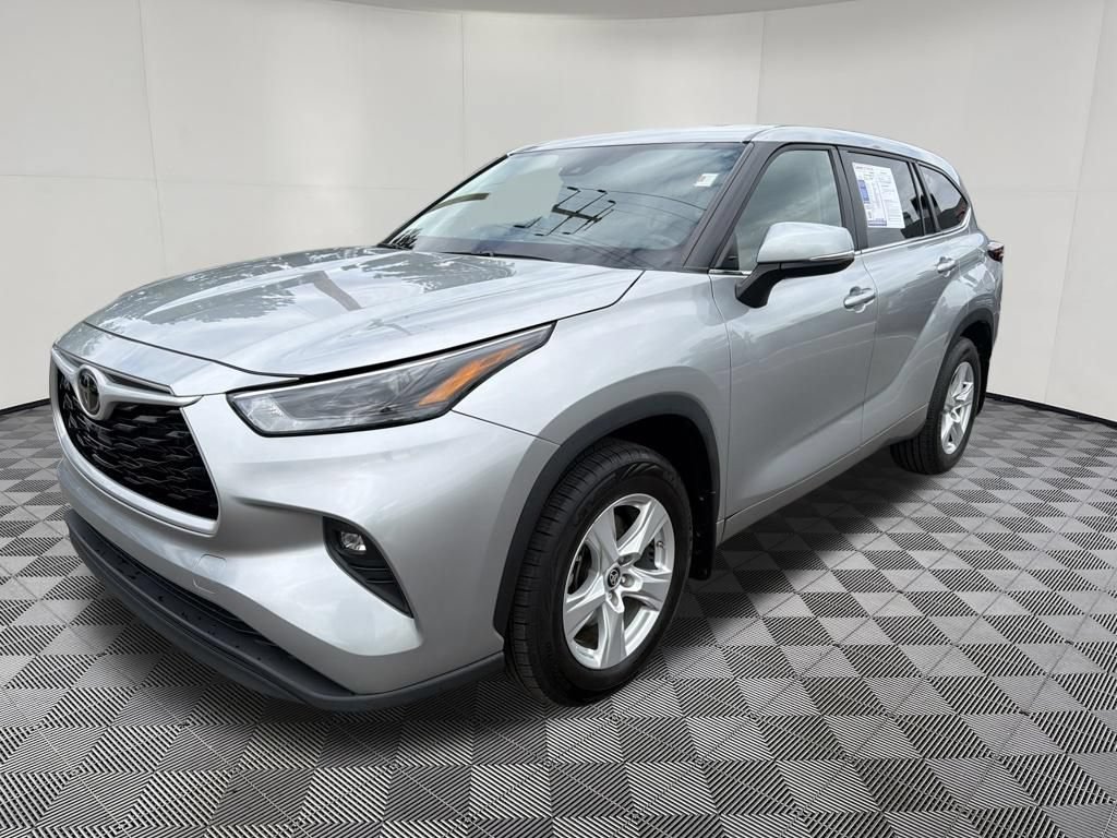 Used 2024 Toyota Highlander LE AWD/4WD image 3