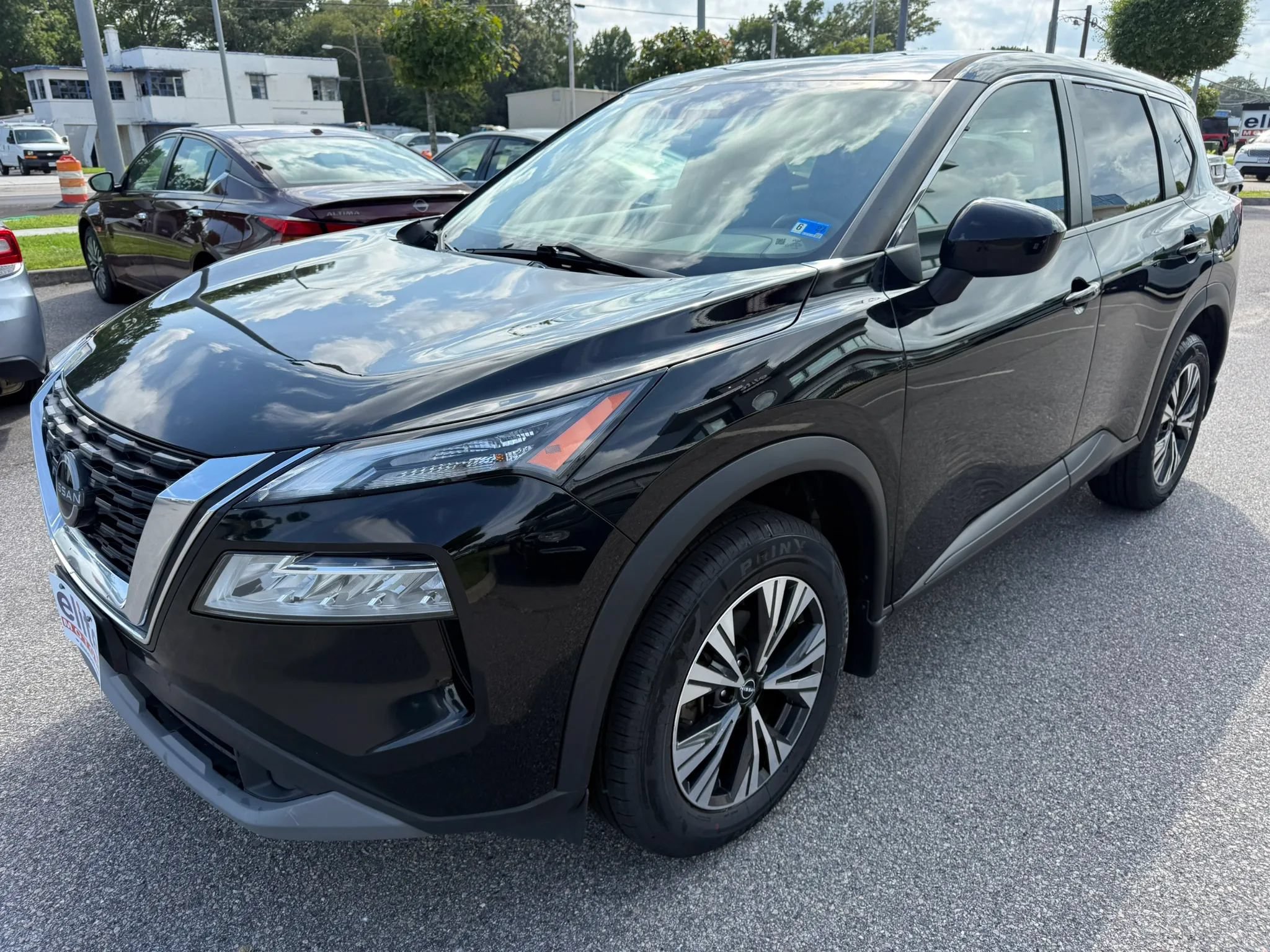 Used 2023 Nissan Rogue SV FWD image 3