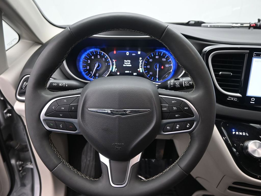 Used 2024 Chrysler Pacifica Touring-L image 23