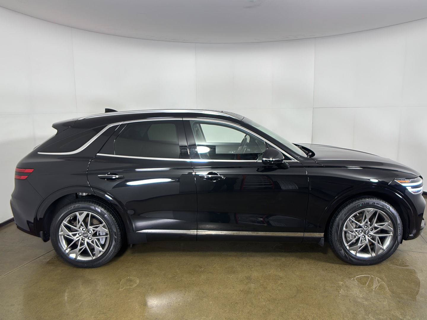Used 2024 Genesis GV70 2.5T w/ Advanced Package AWD/4WD image 9