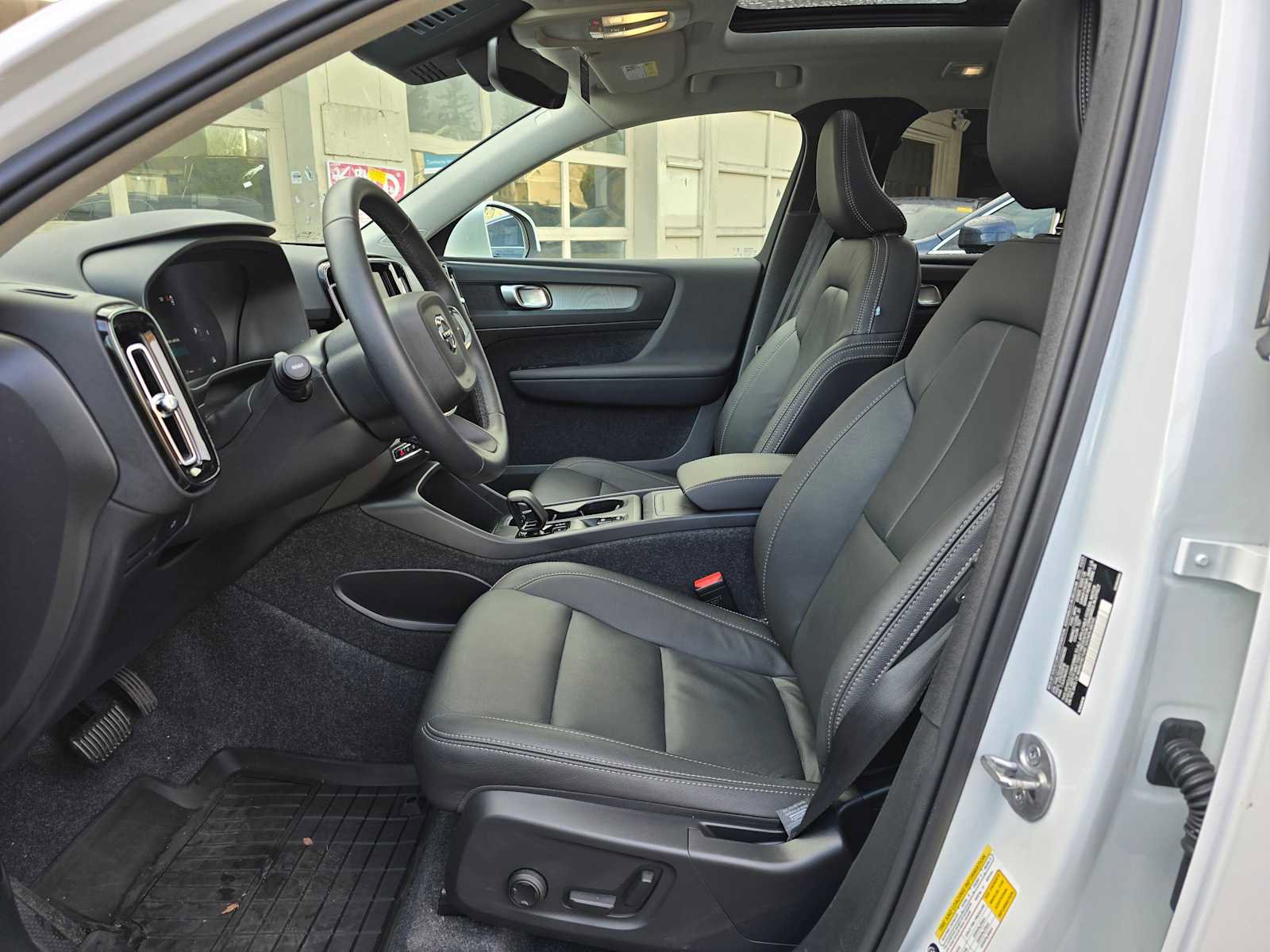 Used 2025 Volvo XC40 B5 Core w/ Protection Package Premier image 19