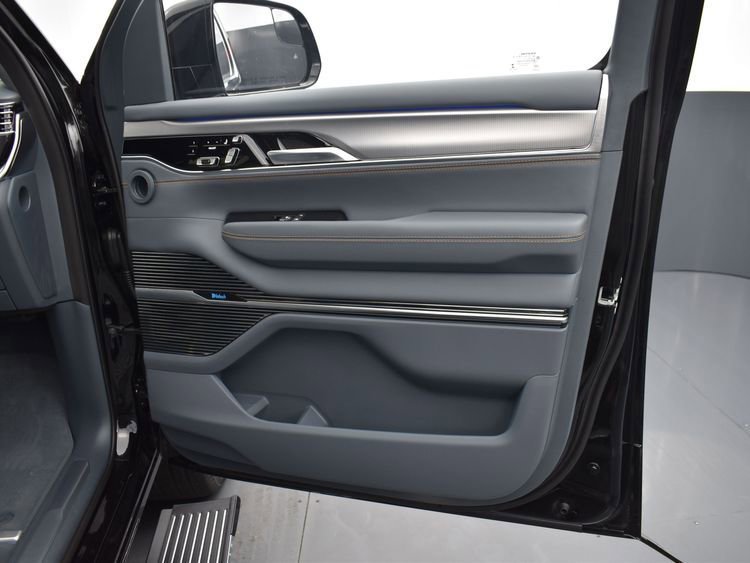 Used 2023 Jeep Grand Wagoneer L Series II w/ Premium Group II image 22