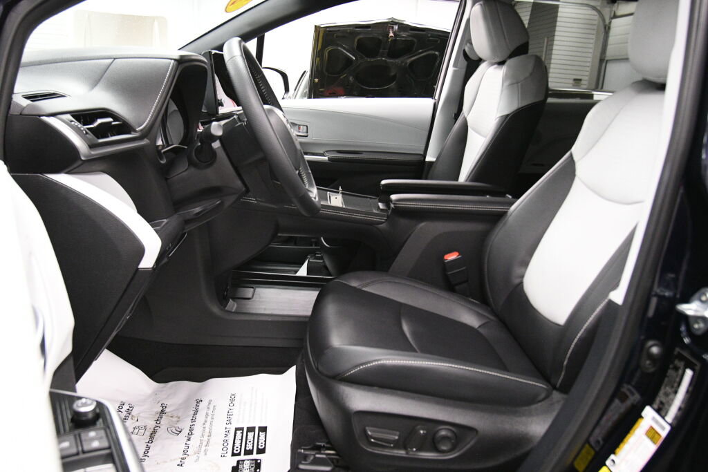 Used 2025 Toyota Sienna XSE w/ XSE Plus Package image 9