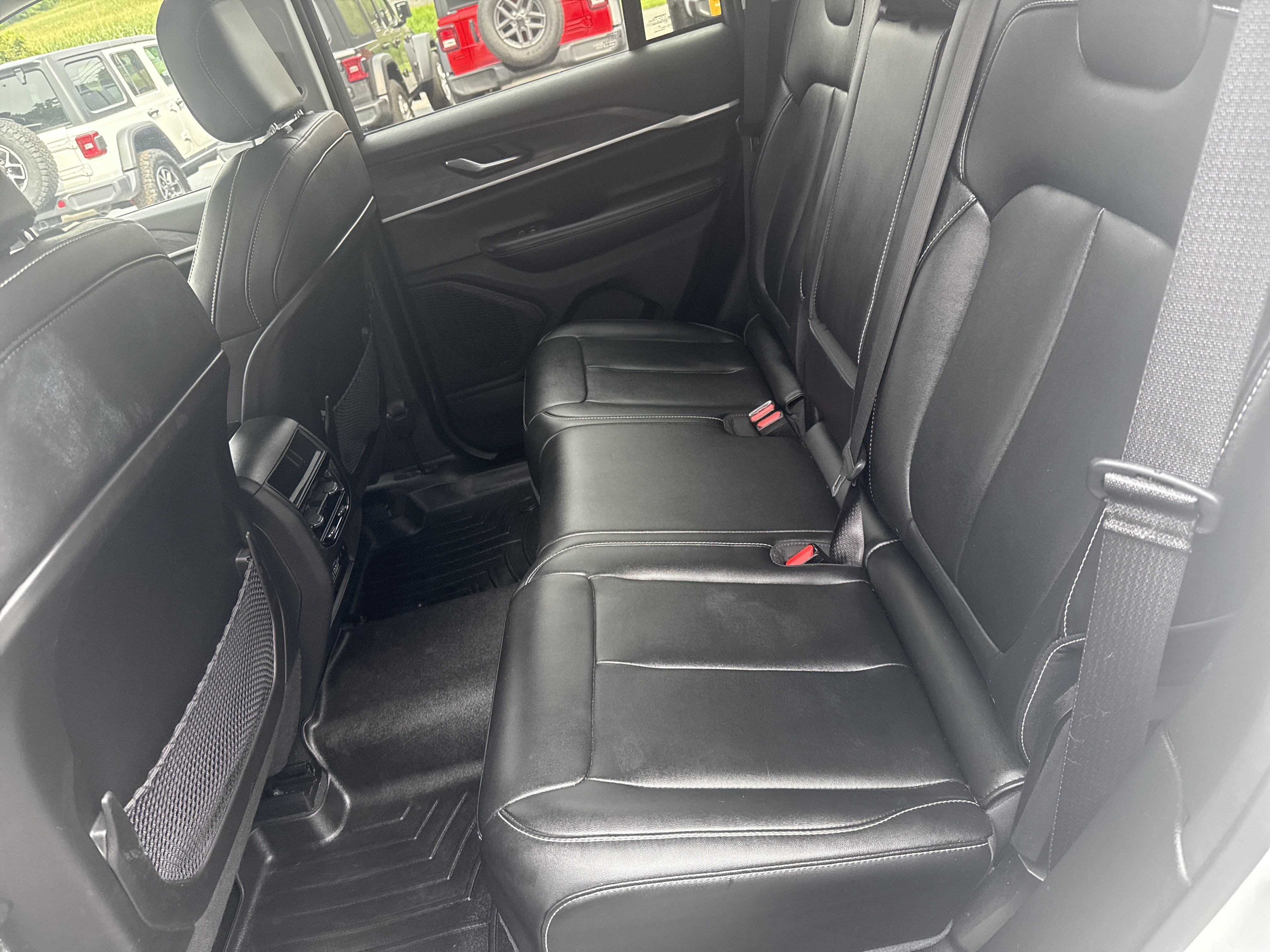 Used 2023 Jeep Grand Cherokee Limited AWD/4WD image 13