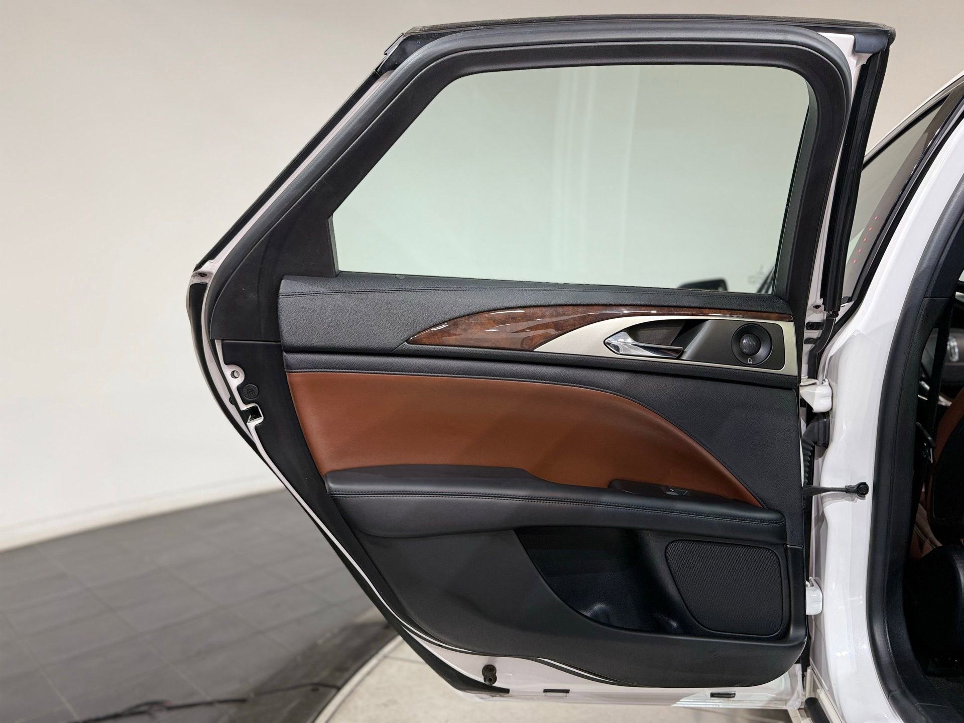 Used 2020 Lincoln MKZ Reserve w/ Monochromatic Package image 25