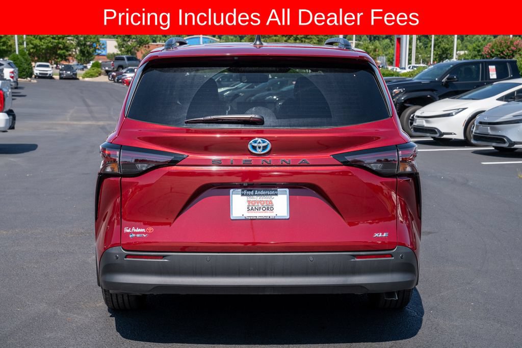 Used 2025 Toyota Sienna XLE FWD image 4