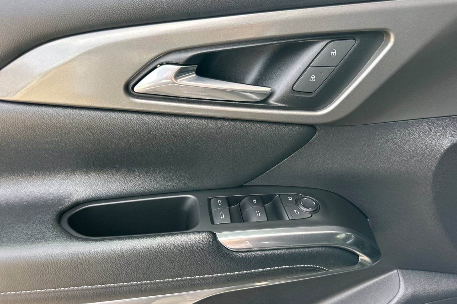 Used 2024 Chevrolet Traverse LT image 11