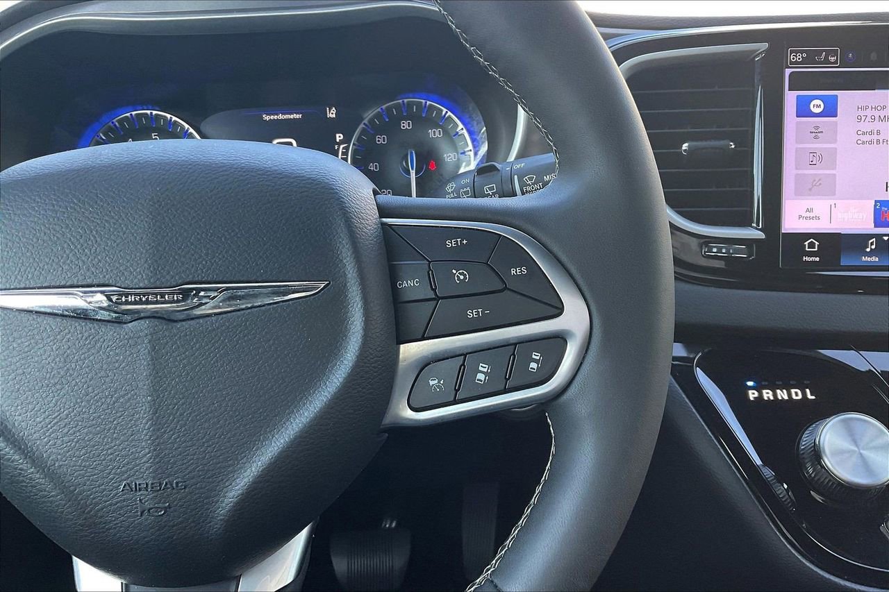 Used 2025 Chrysler Pacifica Select image 31
