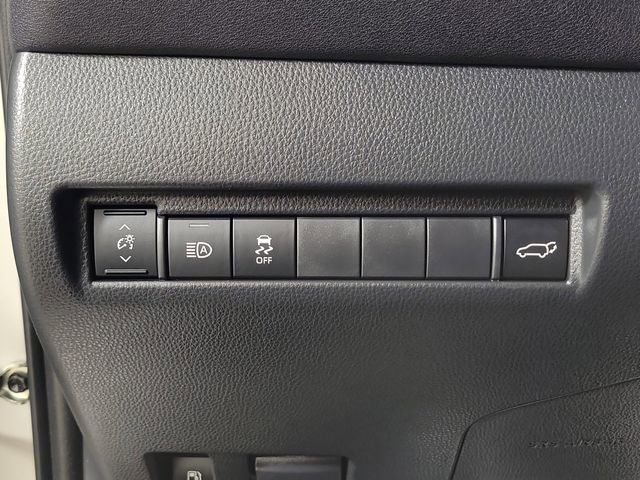 Used 2024 Toyota Venza XLE image 23