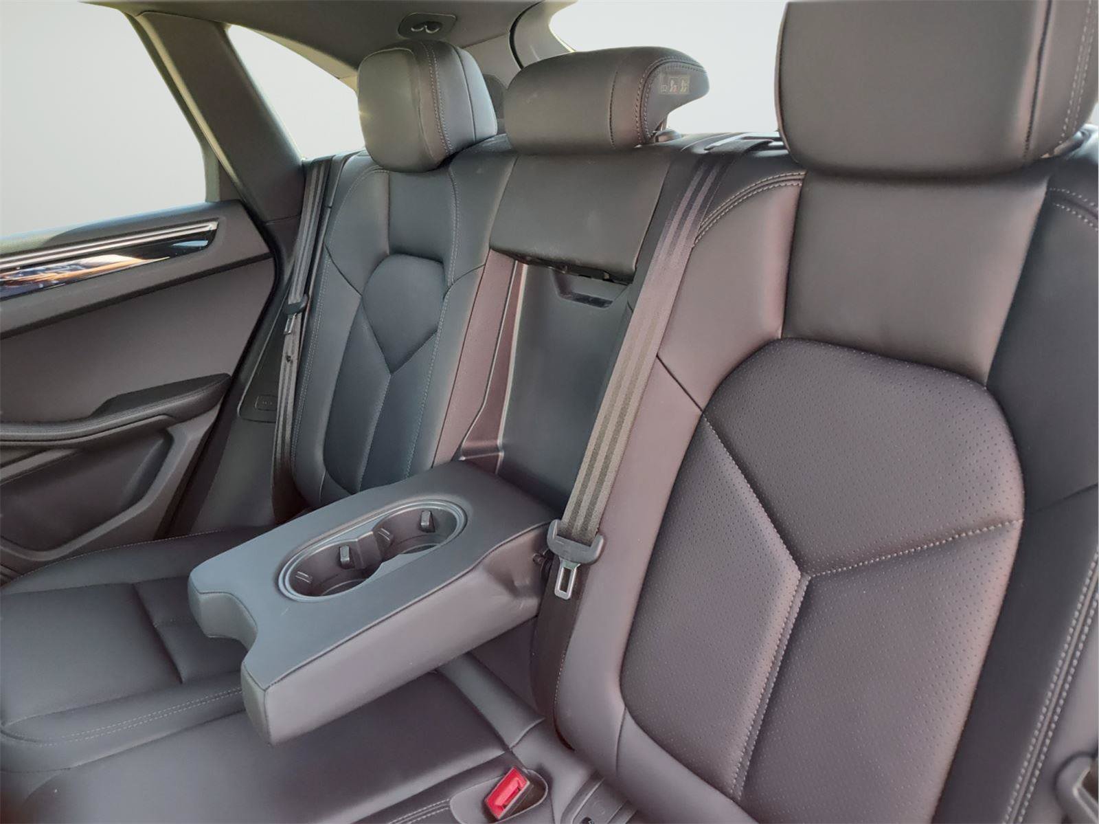 Used 2020 Porsche Macan AWD/4WD image 13