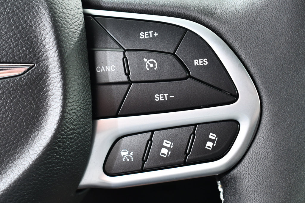 Used 2026 Chrysler Pacifica Select FWD image 32