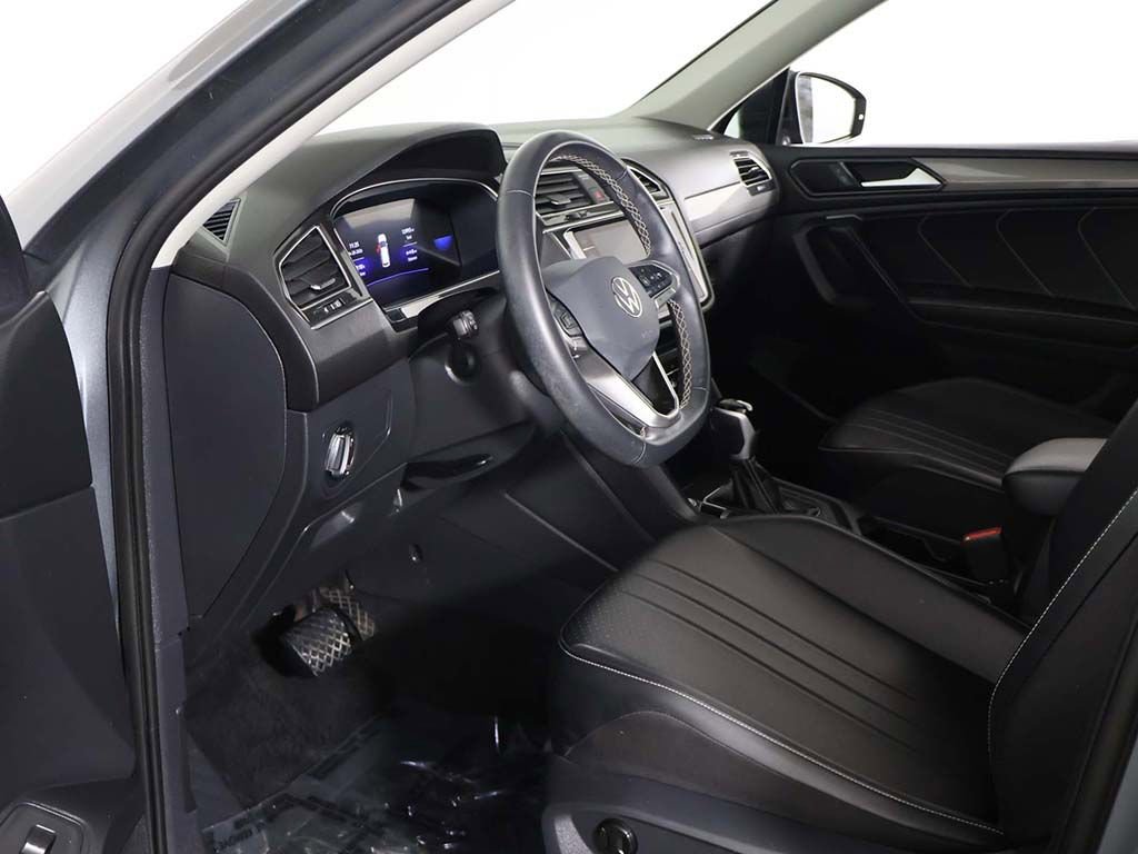 Used 2024 Volkswagen Tiguan SE w/ Panoramic Sunroof Package FWD image 26