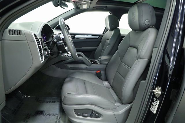 Used 2022 Porsche Cayenne Platinum Edition image 32
