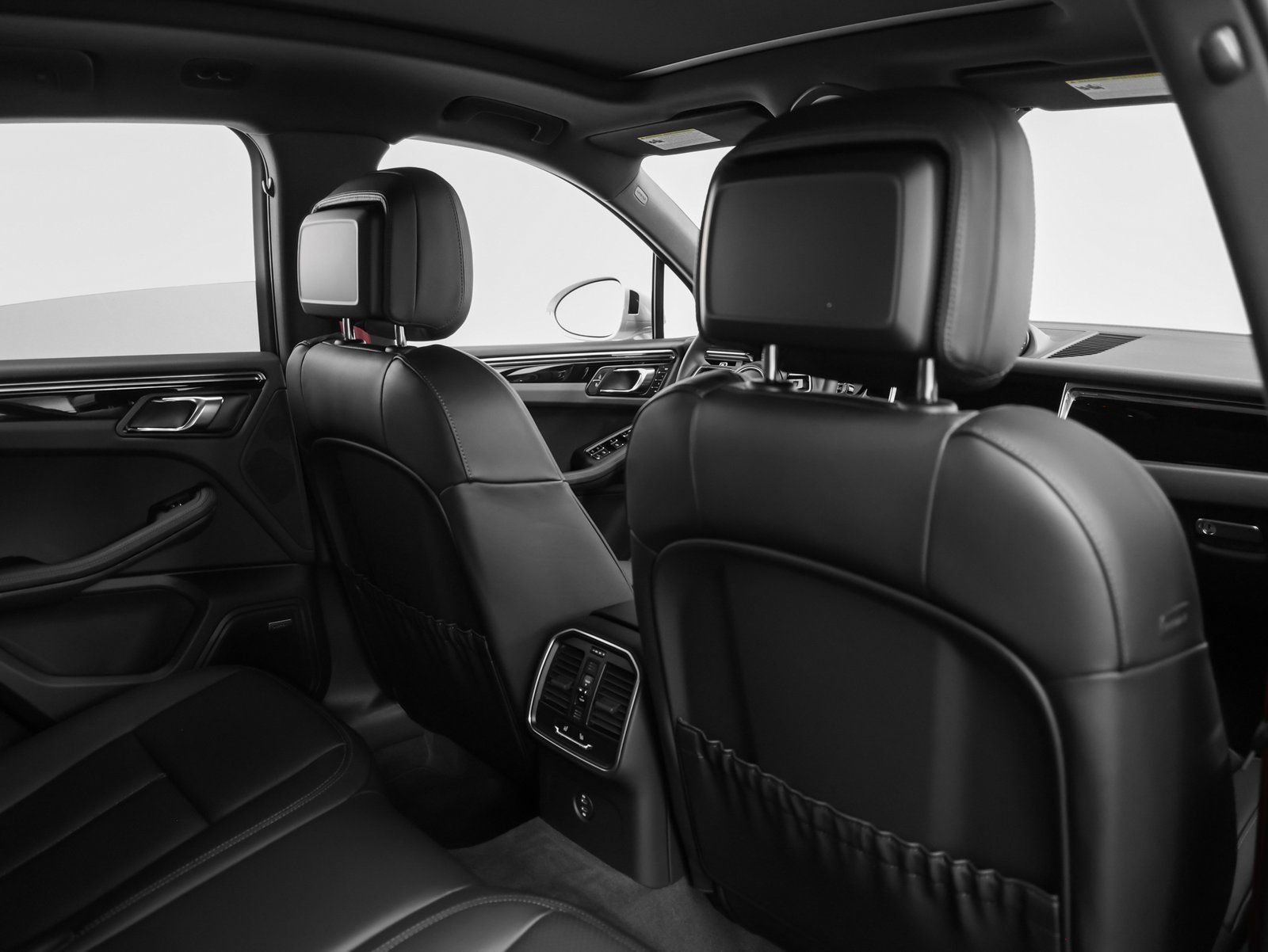 Certified 2025 Porsche Macan image 24