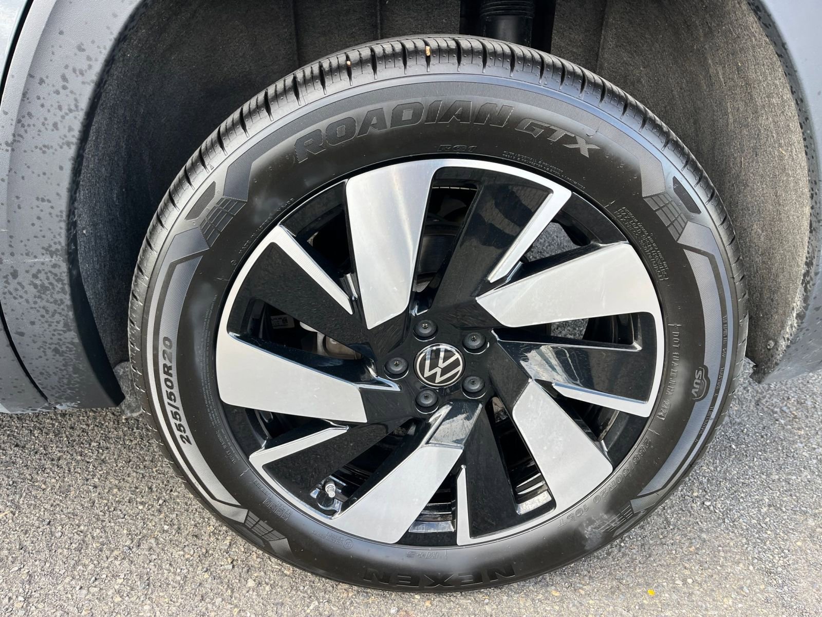 Used 2025 Volkswagen Atlas Cross Sport SE image 30