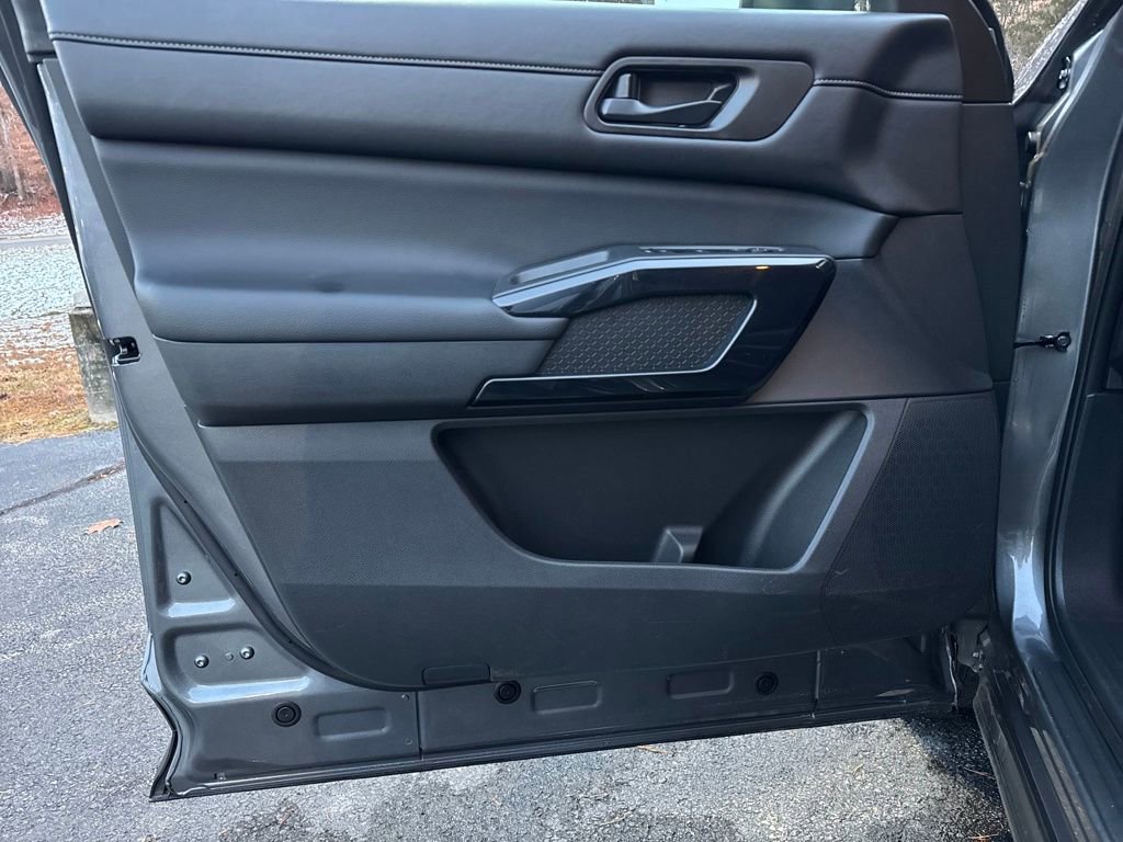 Used 2025 Nissan Pathfinder SV image 13