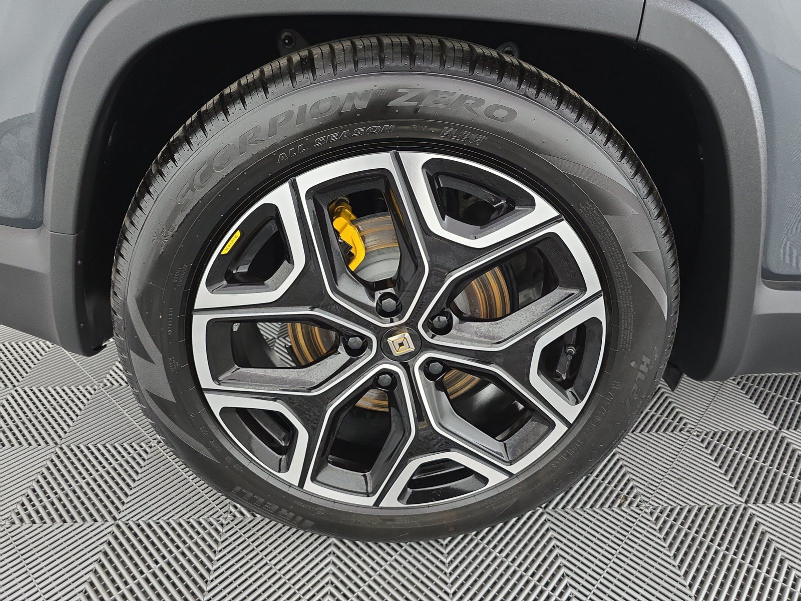 Used 2024 Rivian R1S Adventure AWD/4WD image 12